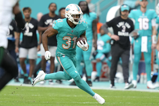 AP source: Dolphins bringing back RB duo of Mostert, Wilson