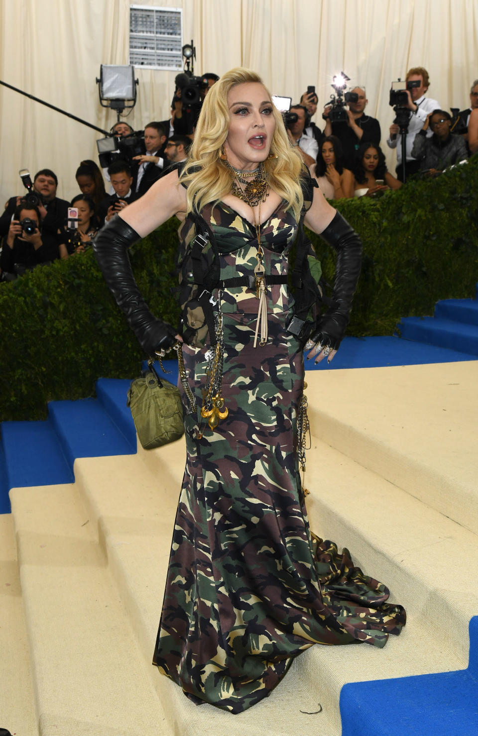 <p>Un año antes, sin embargo, llegó a la Met Gala con un vestido militar firmado por Moschino. ¡Épico! (Foto: AFP). </p>