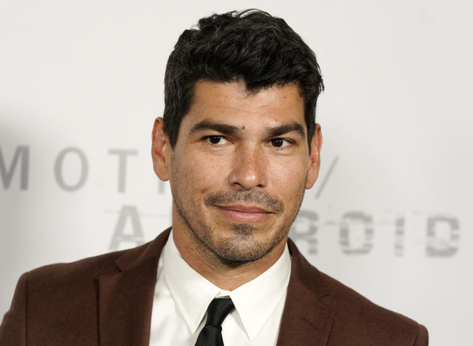 ARCHIVO - El actor Raúl Castillo posa al llegar al estreno de "Mother/Android" en Los Ángeles el 15 de diciembre de 2021. Castillo actúa en la película "Cha Cha Cha Real Smooth", que se estrena el viernes 17 de junio de 2022. (Foto AP/Chris Pizzello, archivo)