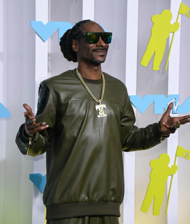 Super Bowl halftime show: Snoop Dogg smokes a weed joint after all