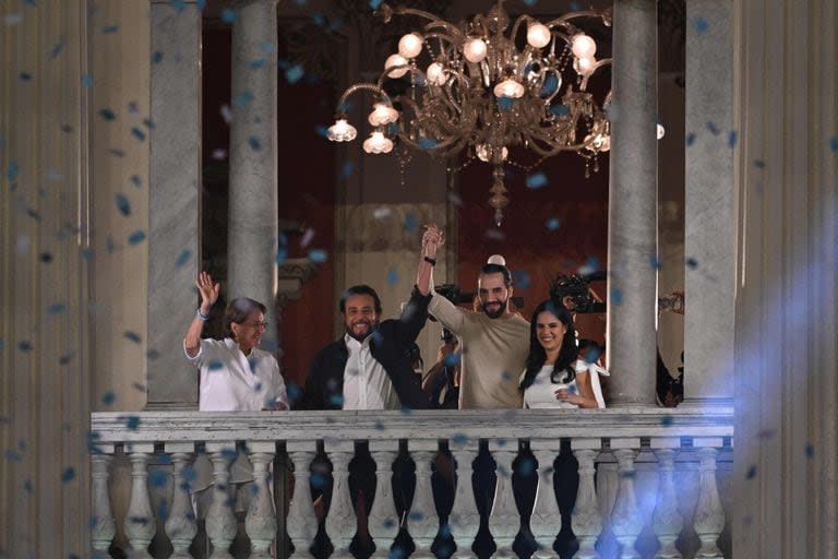 El presidente salvadoreño Nayib Bukele, su esposa, Gabriela Rodríguez, el vicepresidente salvadoreño, Félix Ulloa y su esposa Lilian celebran después de las elecciones presidenciales y legislativas en San Salvador el 4 de febrero de 2024