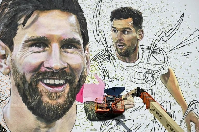 El artista argentino Maximiliano Bagnasco pinta un mural gigante de la estrella internacional de fútbol Lionel Messi en Wynwood, el distrito artístico de Miami, en Miami, Florida, el 10 de julio de 2023. (CHANDAN KHANNA)