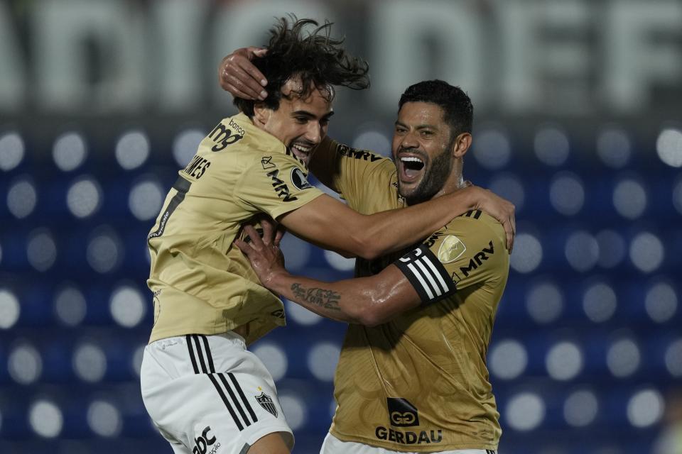 Igor Gomes del Atletico Mineiro celebró con su compañero Hulk tras anotar en el encuentro ante Libertad de Paraguay en la Copa Libertadores el martes 27 de junio del 2023. (AP Foto/Jorge Saenz)