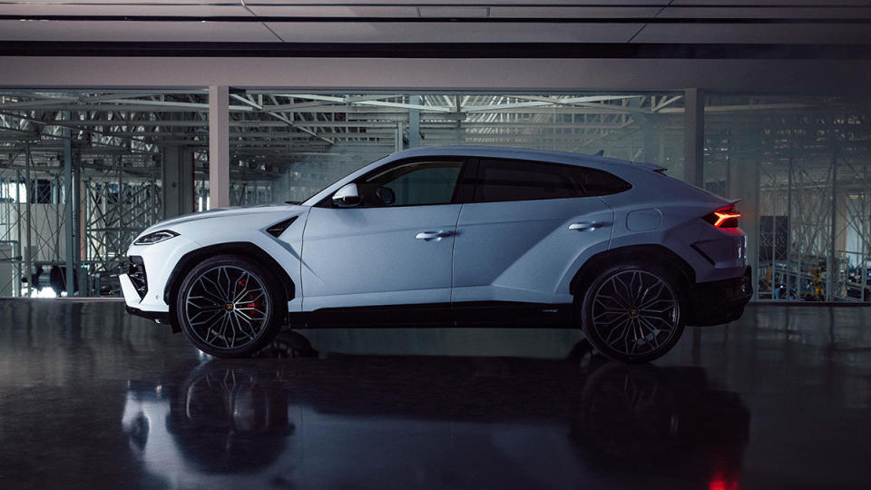 The Lamborghini Urus SE from the side