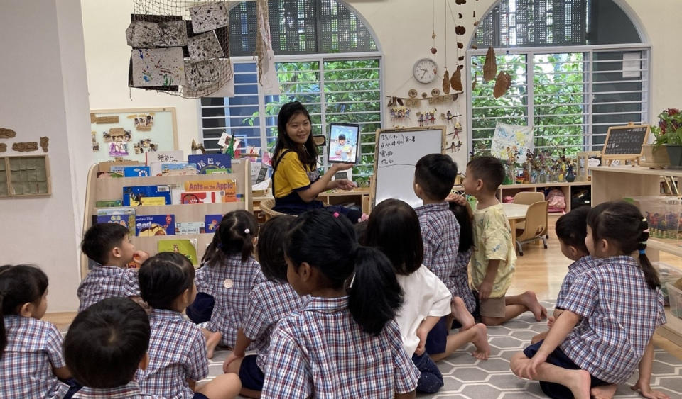 國立清華大學實習生周同學於新加坡伊橋幼兒園杜生分校教學。（圖／教育部師資培育及藝術教育司 ）