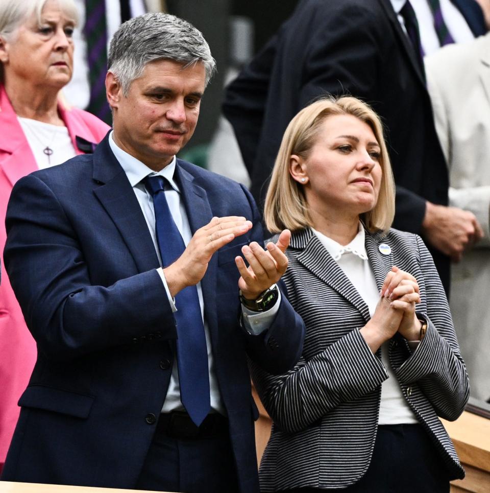 Vadym Prystaiko und seine Frau Inna Prystaiko beobachten die Ukrainerin Elina Svitolina im Halbfinale des Wimbledon-Dameneinzels