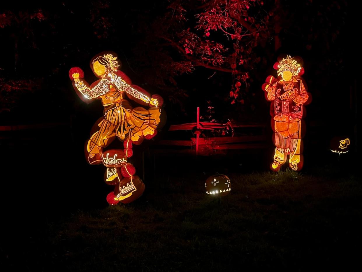 The display features a group of smoke dancers, as well as a water drummer, wearing traditional Haudenosaunee regalia. (Ka’nhehsí:io Deer/CBC - image credit)