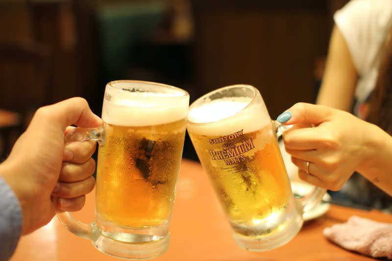 ▲日本的應酬文化十分盛行，也因此路邊時常看到居酒屋等適合喝酒、聊天的店面。（示意圖／取自unsplash）