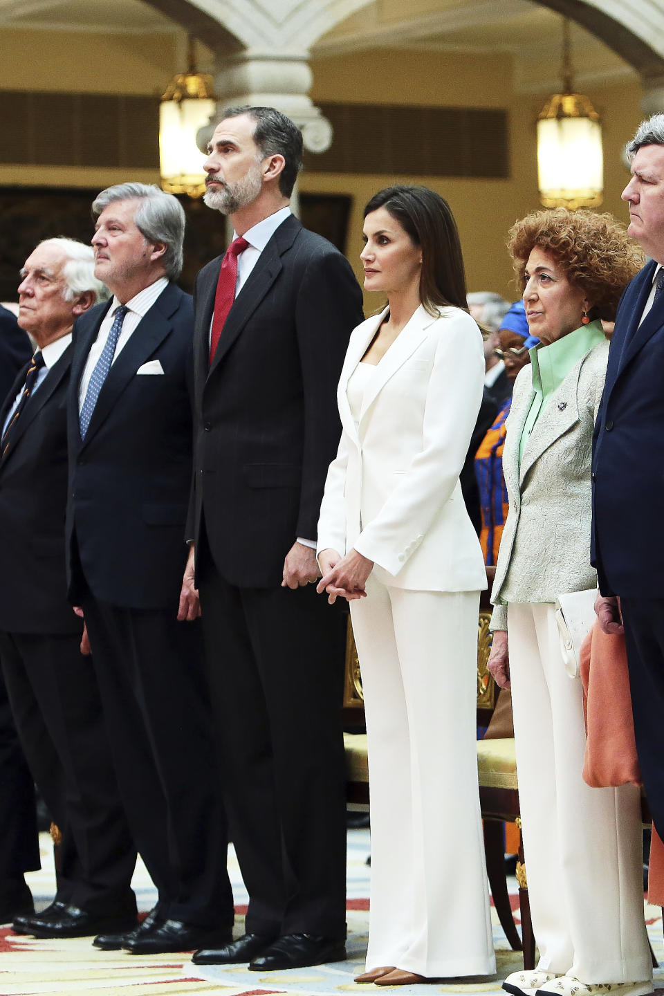 <p>La reina Letizia majestuosa de blanco en el Palacio el Pardo, en Madrid/Getty Images </p>