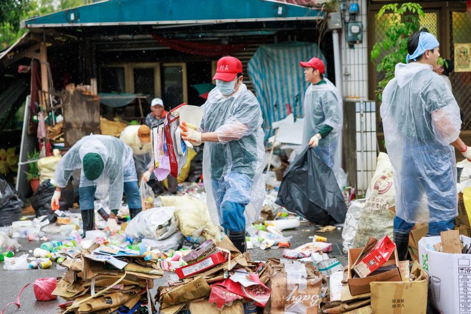 卜學亮(中)形容執行任務當下，「口罩都被雨水、汗水浸濕了，又下著大雨，真的是吸不到空氣。」（圖／八大電視）