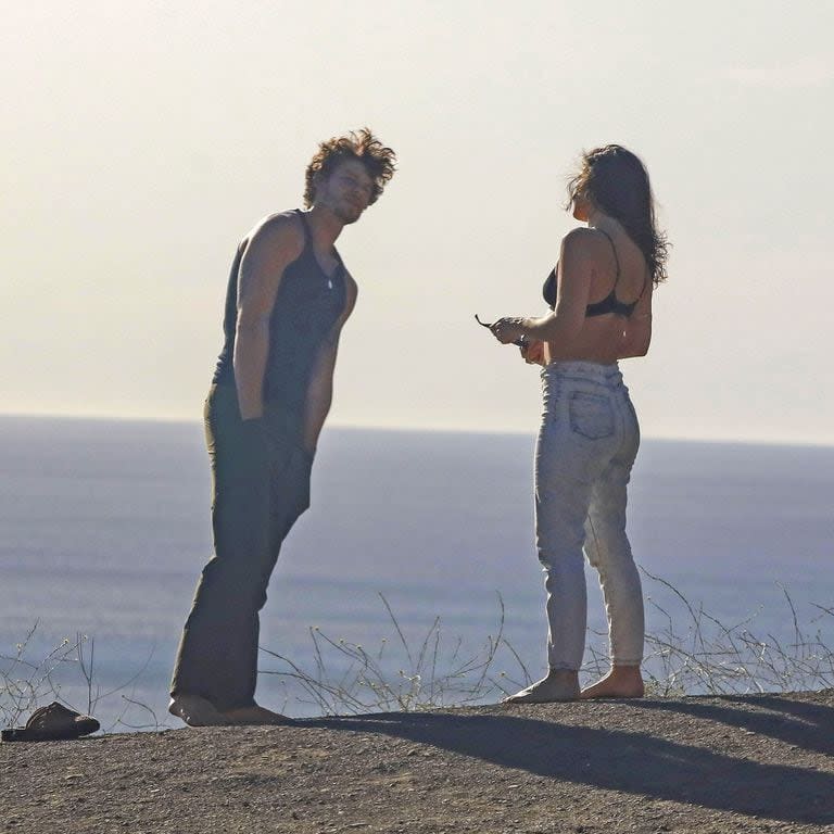 Shawn Mendes y su nueva novia, la exparticipante británica de Gran Hermano, Charlie Travers, se mostraron muy compenetrados disfrutando de una conversación y de un día en contacto con la naturaleza en Zuma Beach, en Malibú