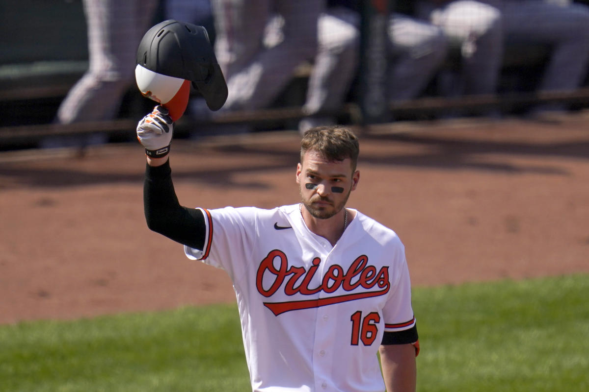 Trey Mancini welcomed back to Camden Yards with rousing ovation