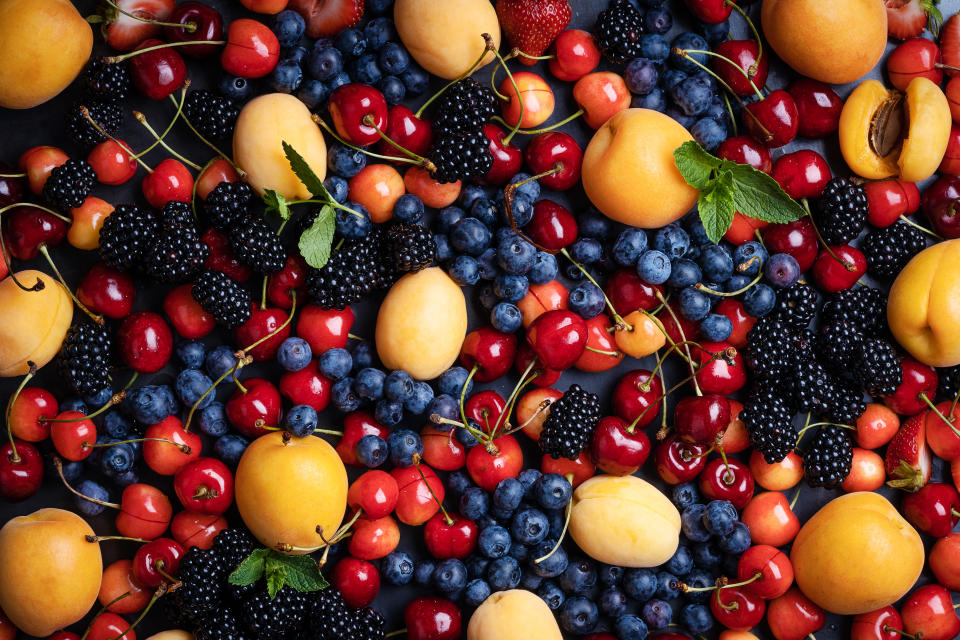 除非將果渣一起喝掉，否則喝果汁獲得的纖維會比吃水果要少。（圖／Getty Images）