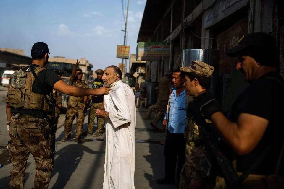 <p>Iraqi´s soldiers are seen while they threaten an old man coming from the old city that tries to get access to a field hospital. July 2, 2017. Mosul. Iraq. (Photograph by Diego Ibarra Sánchez / MeMo) </p>