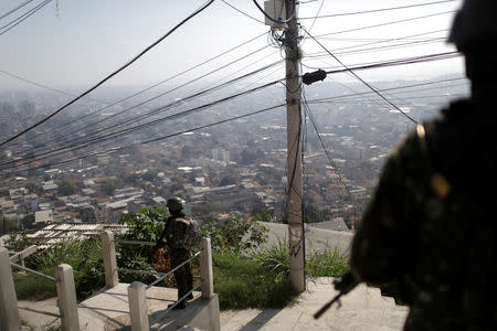 Brazilian Army soldiers patrol the Alemao complex slum during an operation against drug dealers in Rio de Janeiro, Brazil August 20, 2018. REUTERS/Ricardo Moraes