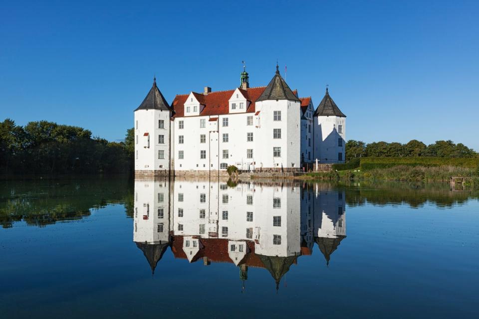 Eines der bedeutendsten Renaissanceschlösser in Nordeuropa ist das Schloss Glücksburg bei Flensburg. Auf einer ehemaligen Klosteranlage 1587 von Herzog Johann dem Jüngeren errichtet, ist der historische Bau bis heute kaum verändert. Das Wasserschloss diente als Stammsitz der herzoglichen Familie und war zeitweilige Residenz des dänischen Königshauses. (Bild: iStock / eyewave)