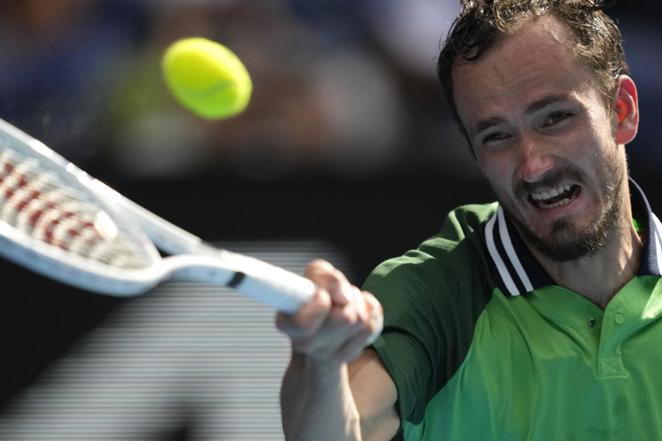 El tenista ruso Daniil Medvedev devuelve una pelota al polaco Hubert Hurkacz en su partido de cuartos de final del Abierto de Australia, en Melbourne Park, Melbourne, Australia, el 24 de enero de 2024. (AP Foto/Louise Delmotte)