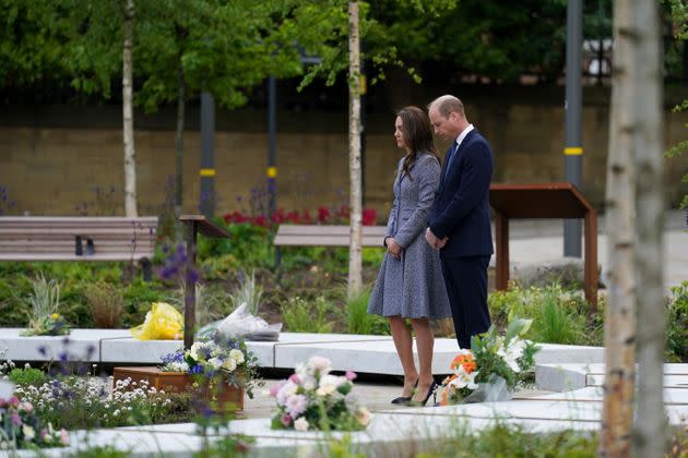 The Duke and Duchess of Cambridge bow their heads after the duchess laid flowers at the Glade of Light memorial garden. (Photo: WPA Pool via Getty Images)