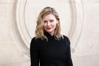 Lors d’une interview accordée à Gala en 2017, Kirsten Dunst clame son amour pour la France et sa capitale. "<em>Chaque fois que je viens à Paris, je passe ma vie dans le 6e arrondissement, à la terrasse du Café de Flore ou du bistrot La Palette, je flâne chez Isabel Marant, Christian Lacroix, Chanel, dont j’adore les créations. Il y a de l’originalité et beaucoup de créativité en France</em>", déclare l’actrice. Lorsque L’Express lui demande en 2012 quel est son "<em>film d’amour préféré</em>", la comédienne répond : "Jeux d'enfants<em>, avec Marion Cotillard et Guillaume Canet !</em> <em>Je l'ai vu tellement de fois avec mes copines. C'est l'histoire d'amour ! Une vie entière pour se dire enfin</em> ’je t'aime’<em>, à 90 ans. C'est une folie... Mais pas tant que ça.</em>" Une vraie Frenchie dans l’âme ! <em>(Photo by PATRICK KOVARIK/AFP via Getty Images)</em>