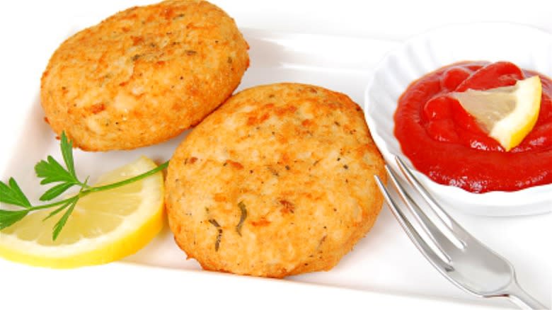 Crab cakes with cocktail sauce