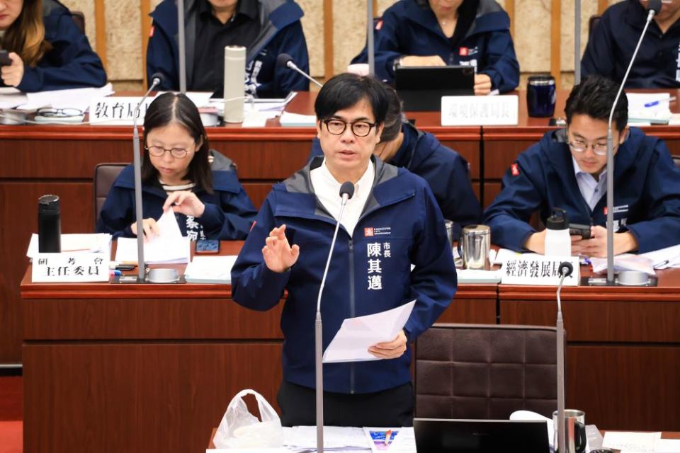 陳其邁(中)於市議會備詢。   圖：高雄市政府/提供