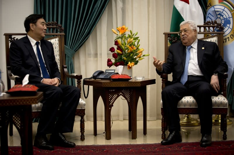 <cite>2019年，中國政府中東問題特使翟隽和巴勒斯坦自治政府主席阿巴斯在約旦河西岸拉馬拉會面。（AP）</cite>