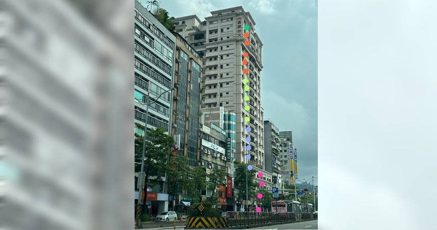 台北市議員陳怡君指出，基泰台大的屋突遭改成健身房，指出圖中綠點以上為違建。（圖／中國時報記者黃敬文翻攝）