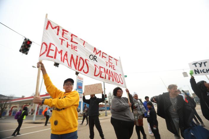 Les manifestants en faveur de Tire Nichols se rassemblent devant le palais de justice fédéral au 140, rue Adams et marchent jusqu'à l'intersection de Poplar et Danny Thomas Blvd, près de la prison du comté de Shelby, le 4 février 2023 à Memphis.