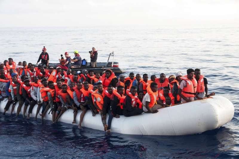 <cite>非洲移民跨越地中海，欲前往歐洲。（AP）</cite>