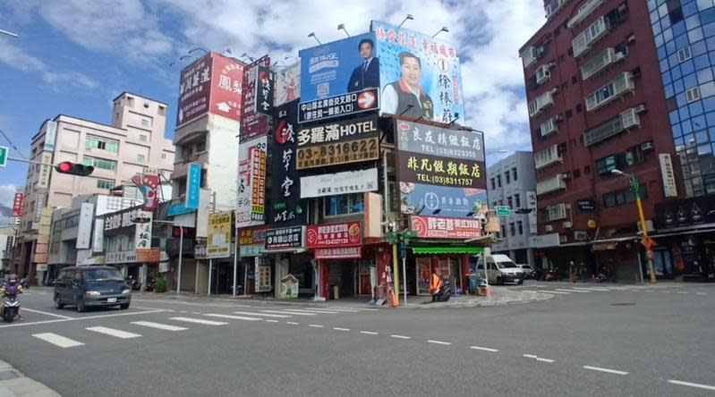 近日花蓮市鬧區竟出現台北市長候選人蔣萬安的看版，令人好奇背後出資者是誰。（讀者提供）