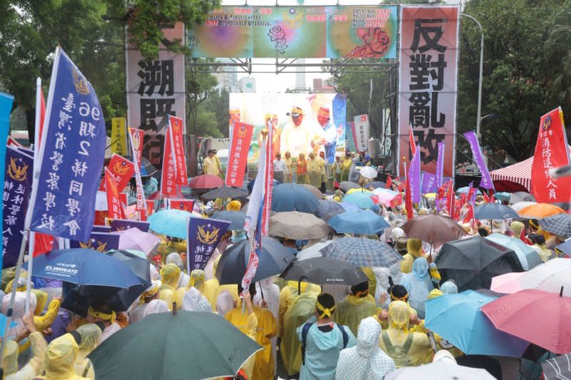 20170615-全國公務人員協會今（15）日下午至立法院抗議，並舉行大遊行，儘管近日風雨連連，全國公務人員協會理事長李來希仍號召3萬人參加。（顏麟宇攝）