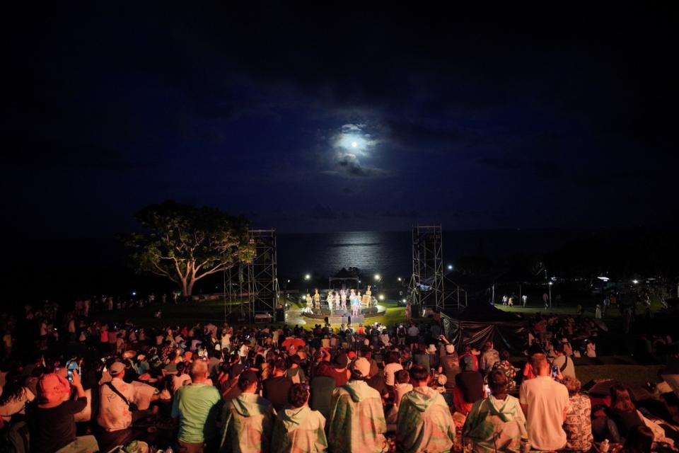 大地藝術節的「月光、海音樂會」吸引3000民眾前往朝聖。(記者張欽翻攝)