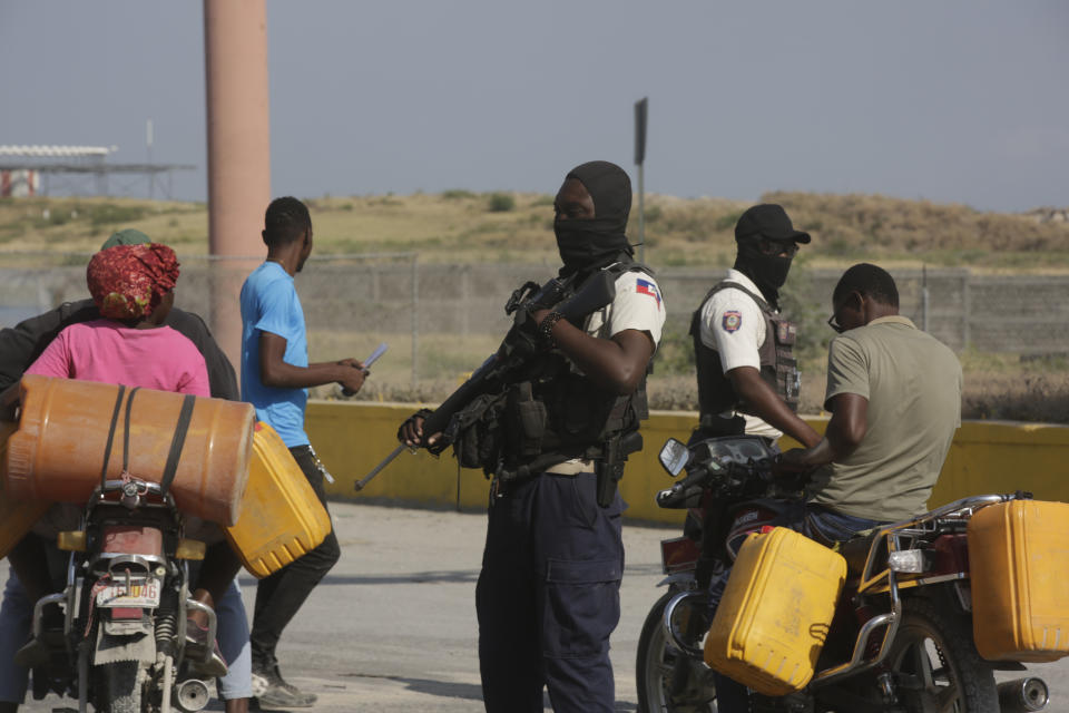 Un agente de la Policía Nacional de Haití vigila una intersección en Puerto Príncipe, Haití, el sábado 6 de abril de 2024. (AP Foto/Odelyn Joseph)