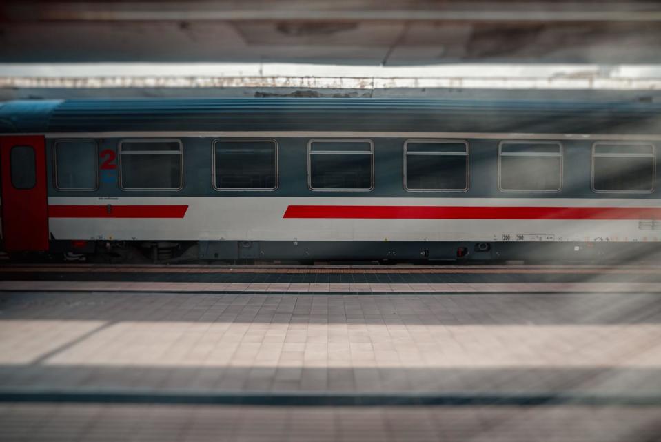 Un tren arribando a la estación