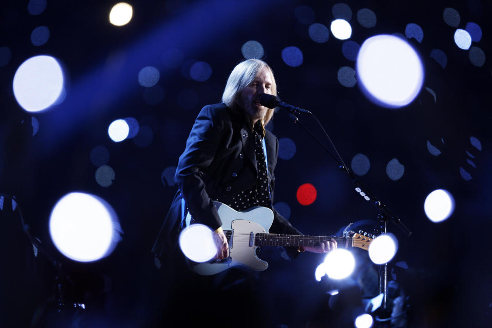 <p>Tom Petty performs at halftime during Super Bowl XLII in Glendale, Ariz., Feb. 3, 2008. (Photo: Julie Jacobson/AP) </p>