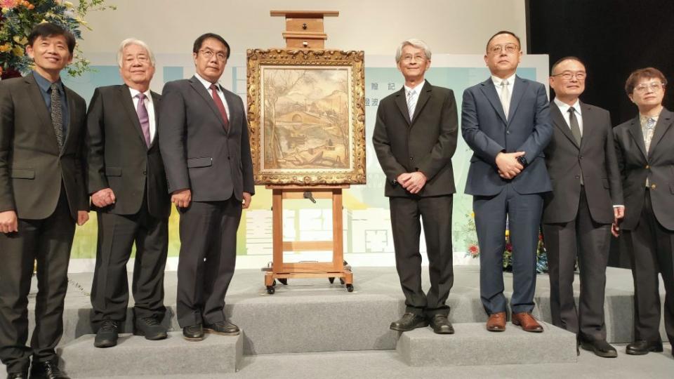 陳澄波原傳家畫作〈清流〉在各界見證下，捐贈南美館。（記者林雪娟攝）