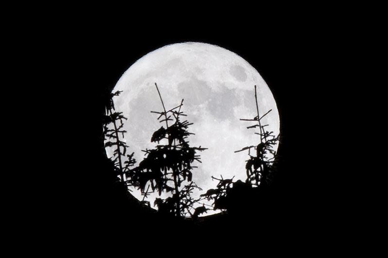 La luna sale sobre Gryon, Suiza. (EFE)