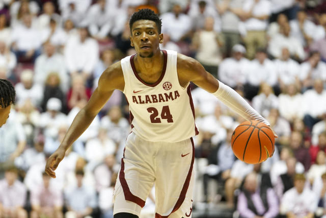 Alabama basketball had to play with only 3 players after a huge fight and  an injury 