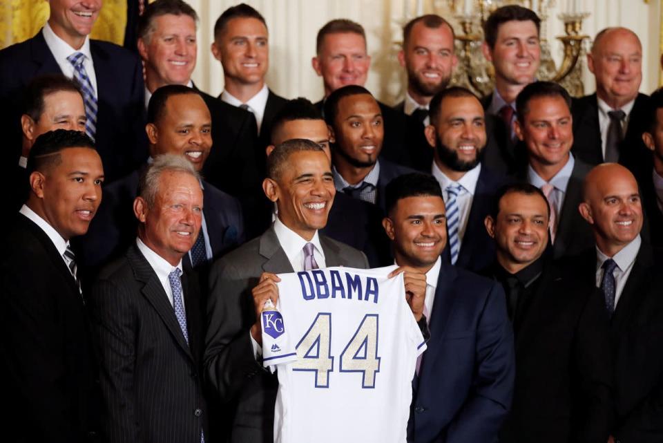 US-Präsident Barack Obama posiert mit einem Trikot der Baseball-Mannschaft Kansas City Royals während eines Besuchs der Weltmeister 2015 im Weißen Haus. (Bild: Carlos Barria/Reuters)