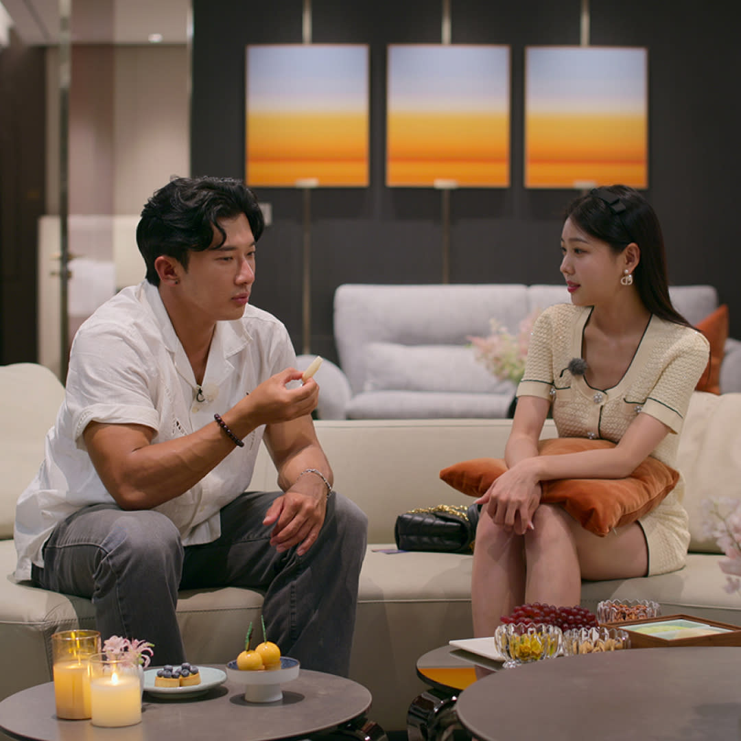  Lee jin-seok and cho min-ji, sitting on a couch in a hotel suite, in 'single's inferno' season 3. 