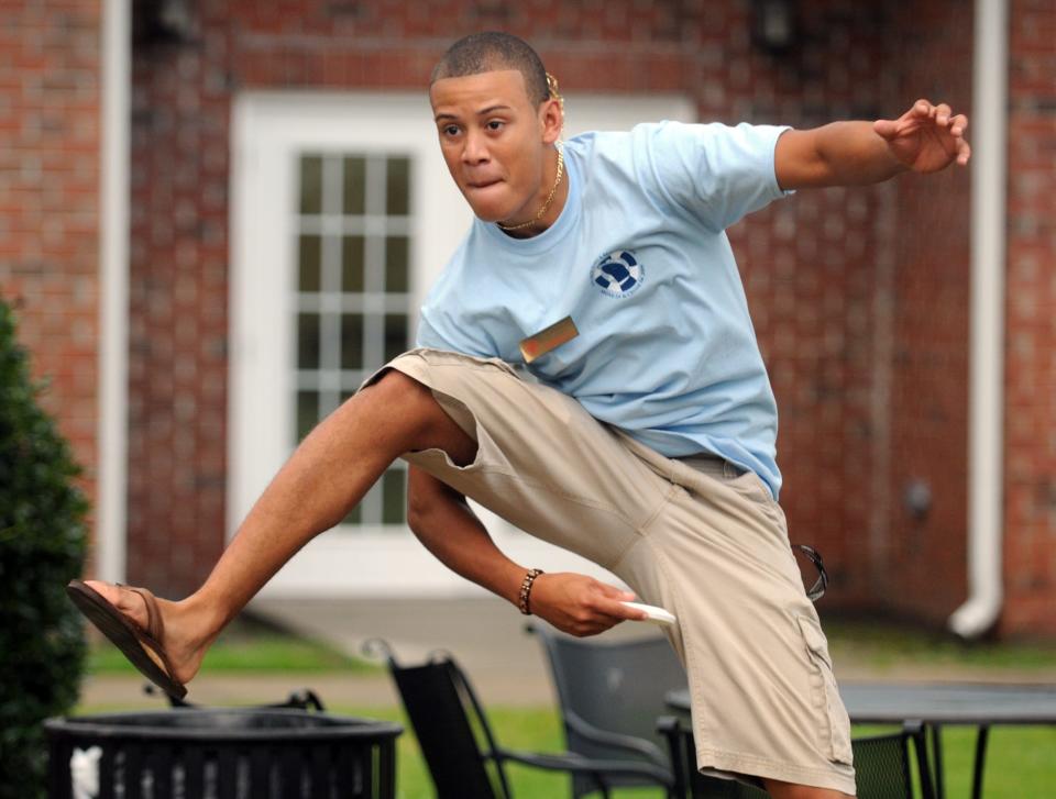 Sophomore student Kenny Lopez tosses a Frisbee at Armstrong Atlantic State University’s housing check-in. (Steve Bisson/Savannah Morning News)