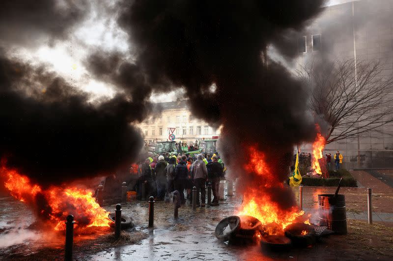 Protestas de agricultores frente a la sede del Parlamento Europeo por las presiones de precios, los impuestos y la regulación verde