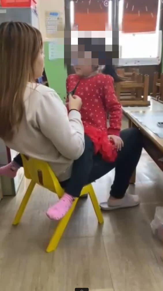 台中大里一間幼兒園女老師遭投訴，拿利剪恐嚇要剪掉女童的眼睛鼻子，事後園方竟把監視器畫面刪除。(圖／議員江和樹提供)