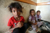 Children sit in a classroom of a school to which they have been evacuated from a village near Hodeidah airport amid fighting between government forces and Houthi fighters in Hodeidah, Yemen June 17, 2018. REUTERS/Abduljabbar Zeyad