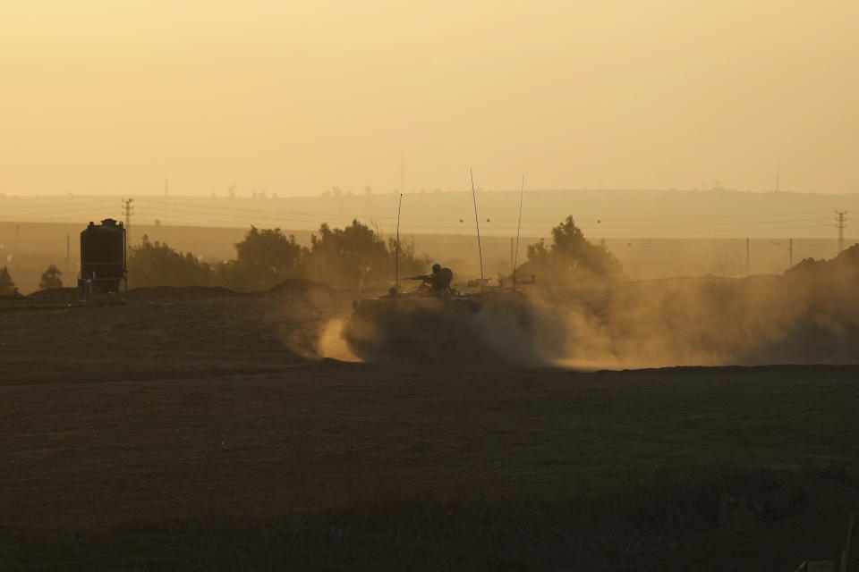 Un vehículo blindado israelí de transporte de tropas (APC) se mueve cerca de la frontera con la Franja de Gaza, en el sur de Israel, el miércoles 25 de octubre de 2023. (AP Foto/Tsafrir Abayov)