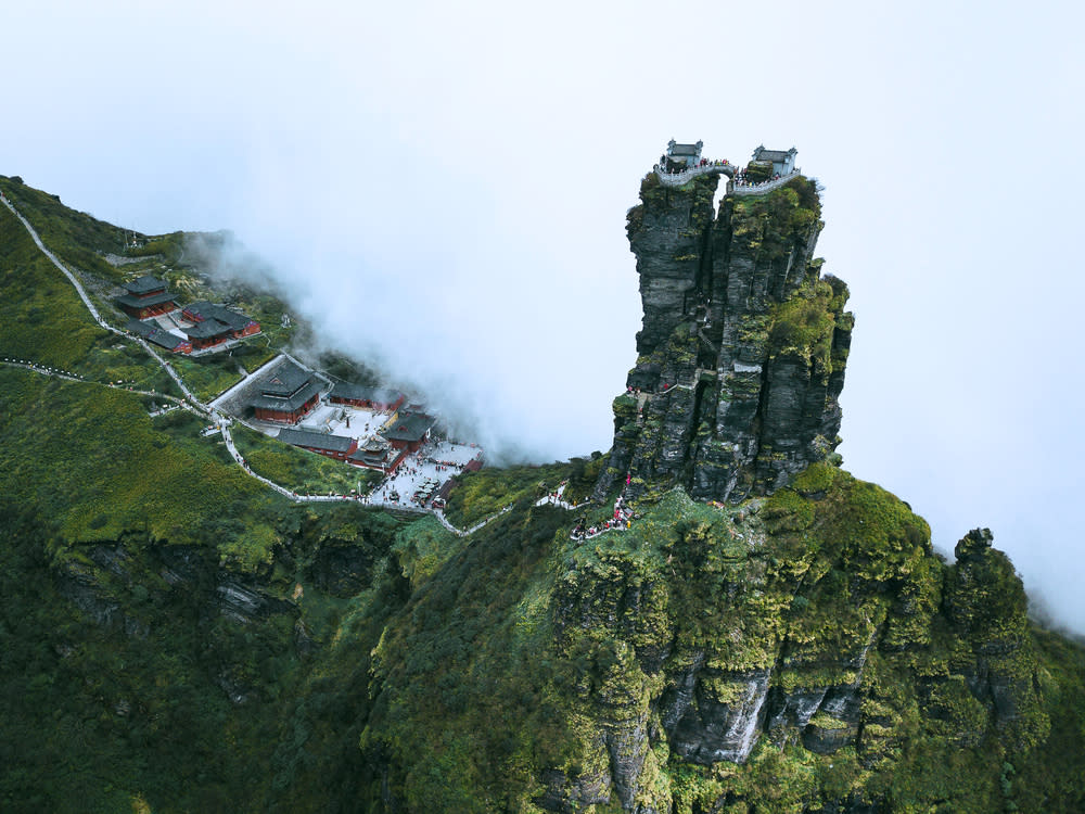 In Nebelschwaden gehüllt: die Zwillingstempel von Fanjingshan. (Bild: khunballang/Shutterstock.com)