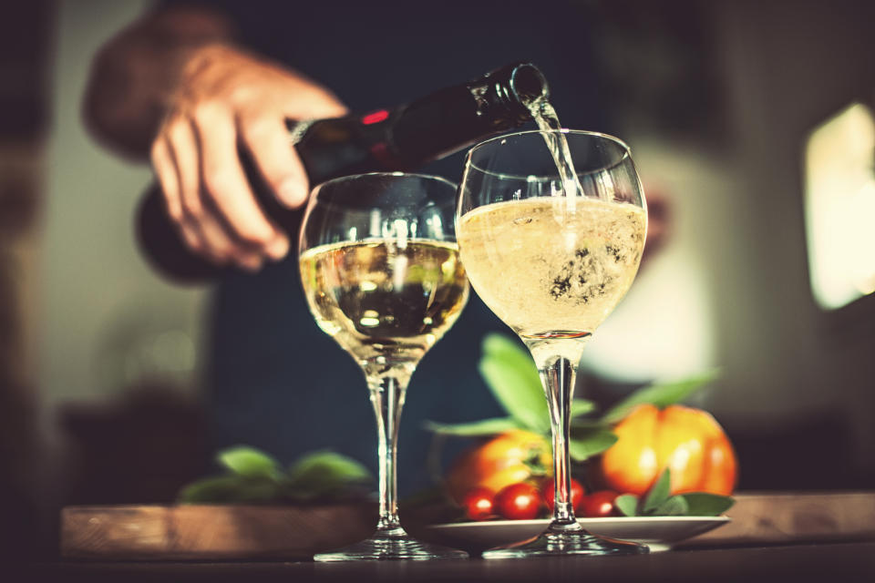 Bislang befinden sich auf Prosecco-, Wein- und Bierflaschen keine Nährwertangaben. Das soll sich bald ändern. (Bild: Getty Images)