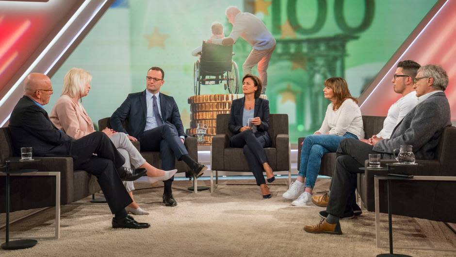 Sie diskutierten bei Maischberger zum Thema “Pflege”: Thomas Greiner, Susanne Hallermann, Gesundheitsminister Jens Spahn von der CDU, Moderatorin Sandra Maischberger, Cindy Berger, Sandro Plett und Armin Rieger (v.l.n.r.) Foto: WDR/Max Kohr