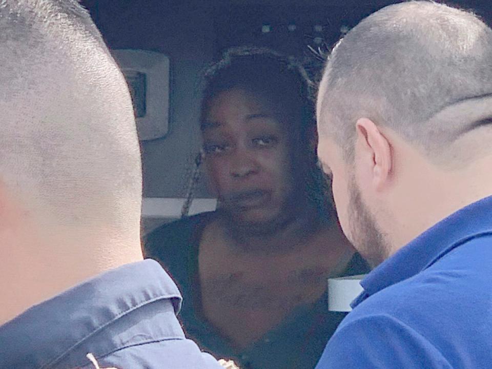 LaTavia McGee, secuestrada en México la semana pasada, sentada dentro de una ambulancia tras ser encontrada con vida en Ejido Longoreno (AP)