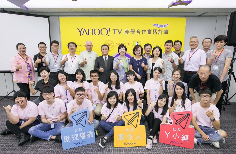 Yahoo TV持續加碼投資，攜手淡江、世新、輔大等三大傳播院系打造首屆Yahoo TV產學合作實習計畫，招募14位實習生進行為期一年實習。